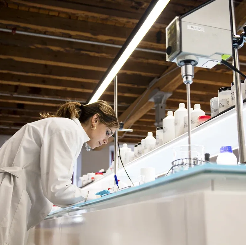 Mulher em laboratório
